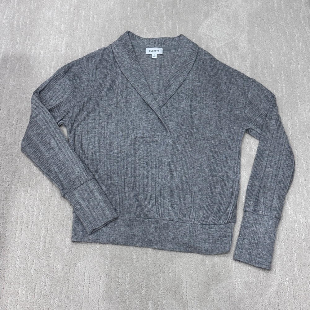 Evereve Women's Gray Ribbed V-Neck Top